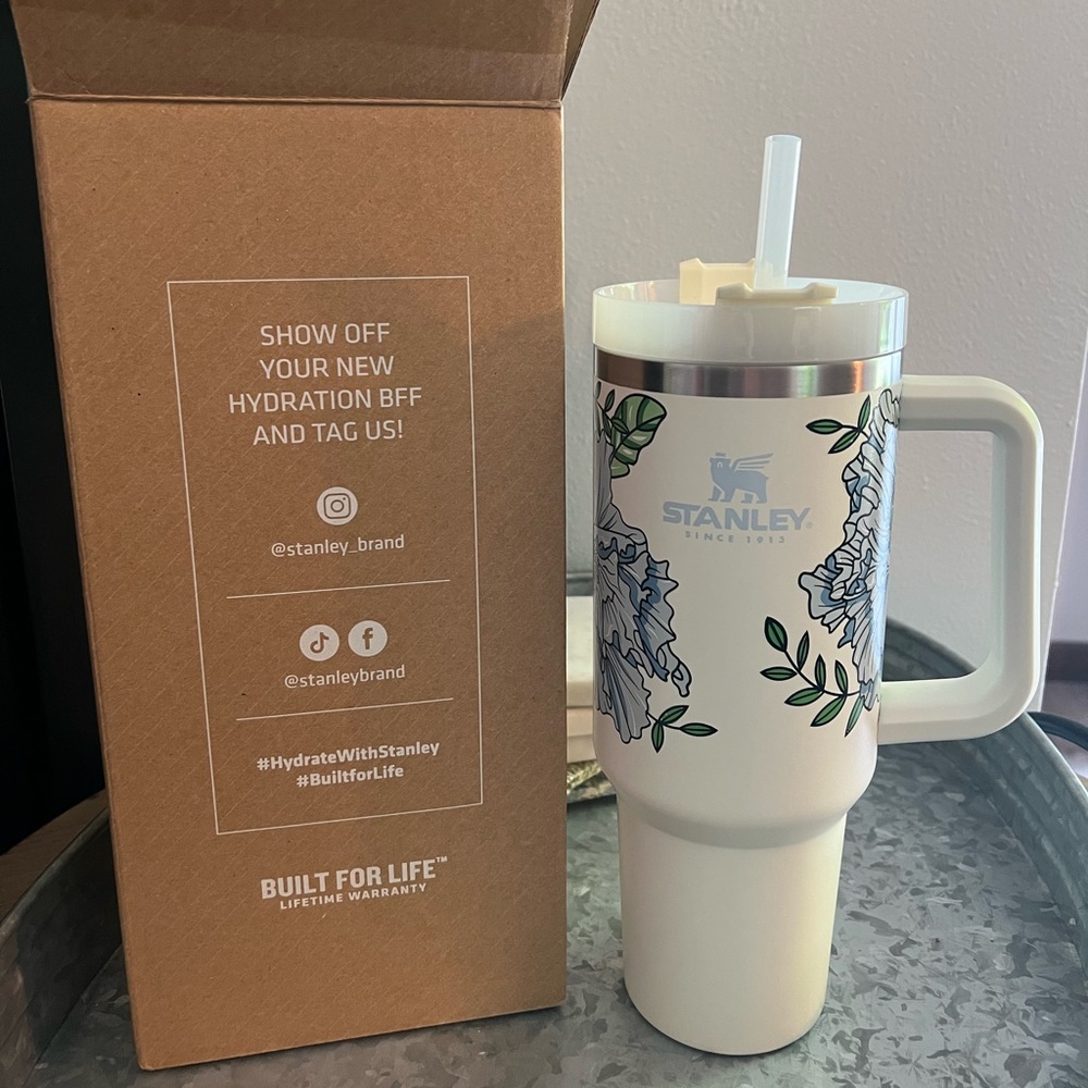 Stanley Adventure Quencher Tumbler 40oz ~ Cream Floral